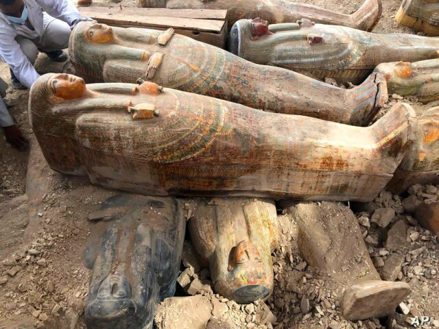 В Єгипті археологи розкрили схованку з 24 саркофагами