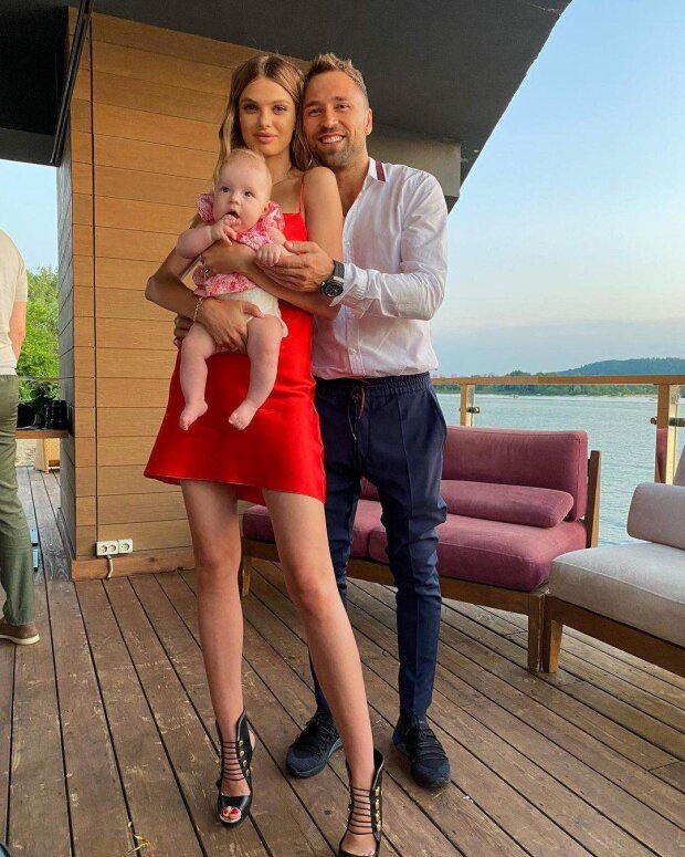Макс Михайлюк с женой и дочькой