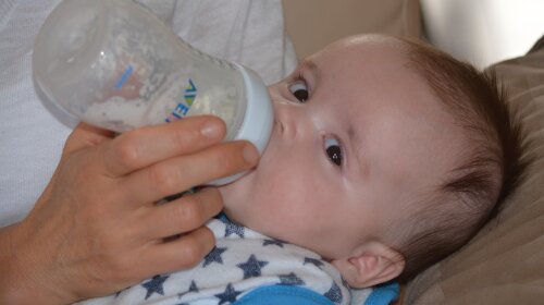 Чи потрібно давати дитині воду в період грудного вигодовування?