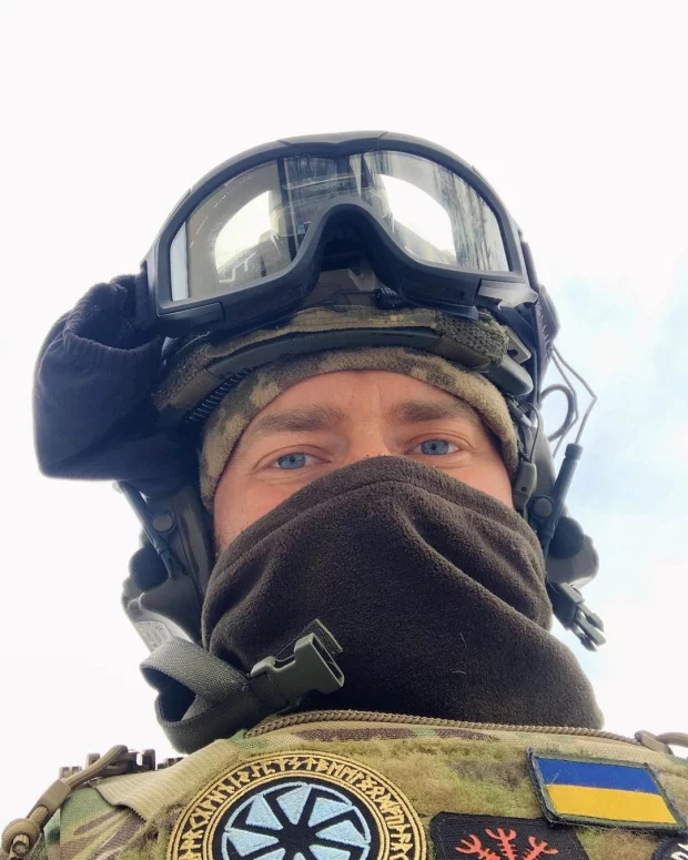 Он опубликовал пост в Instagram, где изображен в военной форме.