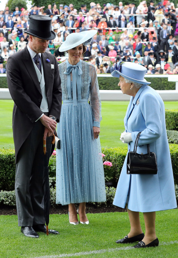 AКоролева Елизавета, принц Уильям и Кейт Миддлтон