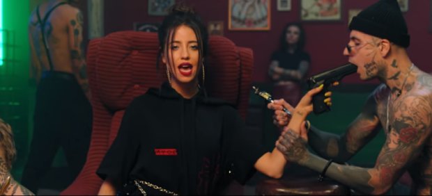 Кадр из клипа «Песня про лицо» группы «Время и Стекло»