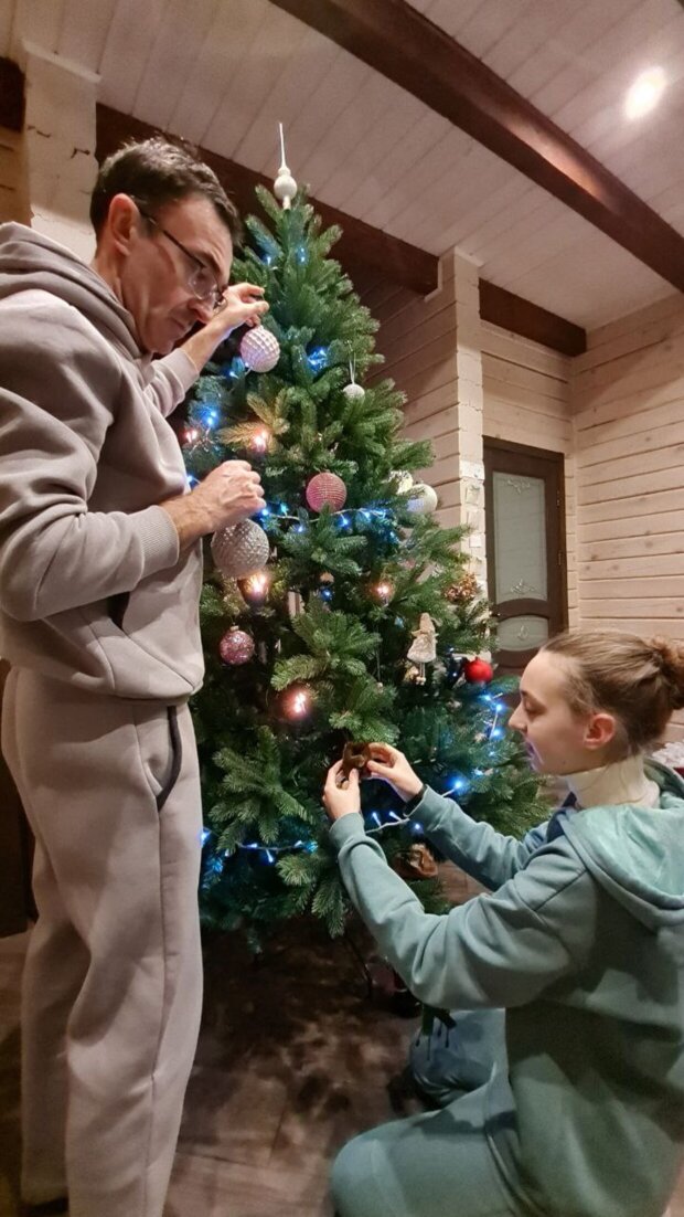 Телеведущий Олег Панюта похвастался своей новогодней красавицей-елкой