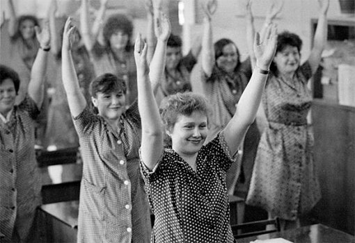 Женщины в СССР крутили хулахуп, занимались на тренажере «Грация» и с гимнастическим роликом
