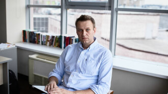 "Вчора зміг цілий день дихати сам": Олексій Навальний показав перше фото після отруєння