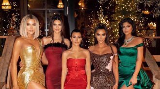 Кім Кардашьян і сестри в шикарних сукнях з декольте засвітилися на різдвяній вечірці