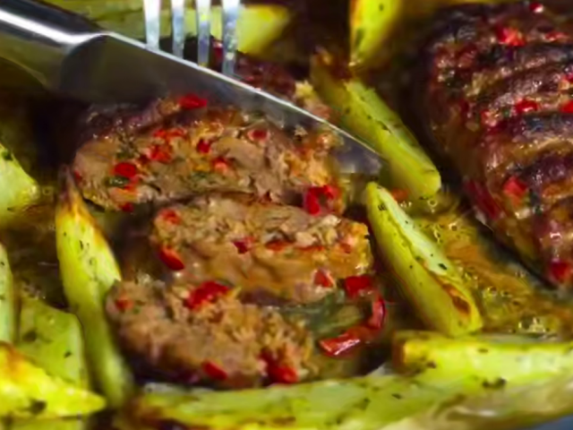 Котлети по-турецьки з картоплею, кадр з відео