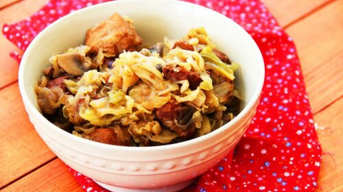 Блюда для мультиварки: лучший рецепт тушеной капусты с мясом и сосисками