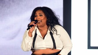 С ридикюлем от Valentino: образ Lizzo на American Music Awards 2019 стал новым мемом