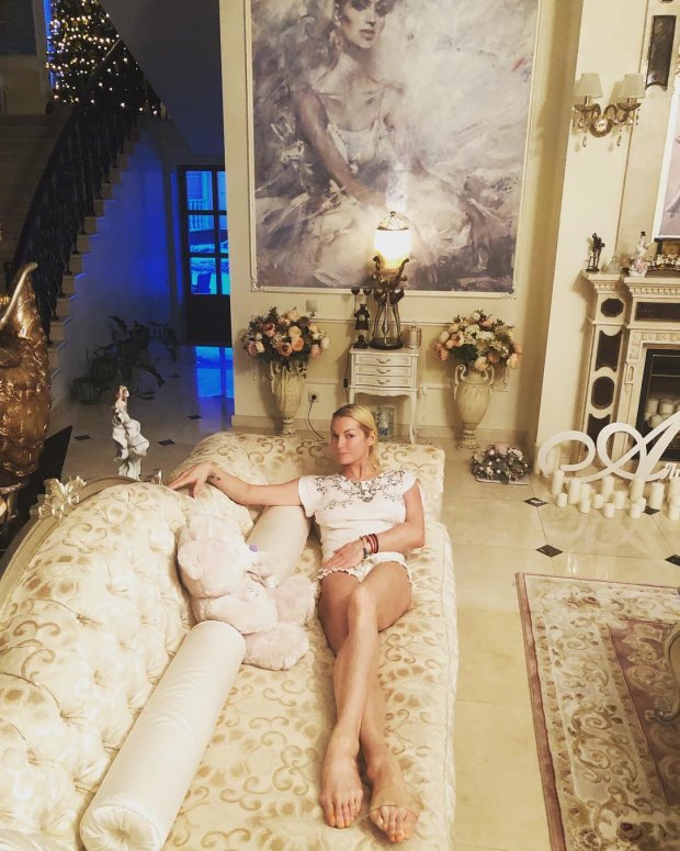 Анастасія Волочкова в своєму особняку