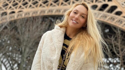 У джинсах-варенках і шубі-чебурашку: Оля Полякова без макіяжу приголомшила новим фото біля Ейфелевої вежі