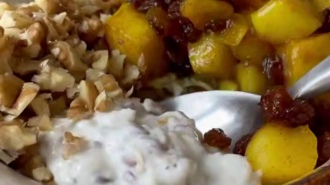 Боул с яблоком и орехами, кадр из видео