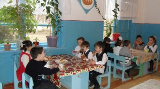 В украинской школе детей кормили супом с червями (ФОТО)