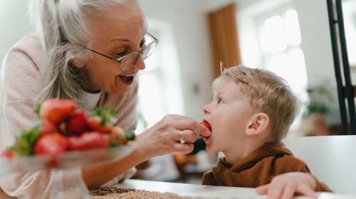Бабушка и внук, изображение из свободных источников