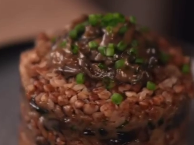 Гречка з печерицями у вершковому соусі, кадр з відео