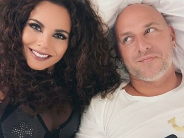 В белом халате и полотенце на голове: беременная Настя Каменских томно позировала на камеру (фото)