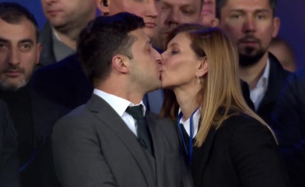 Владимир Зеленский целуется с женой на дебатах