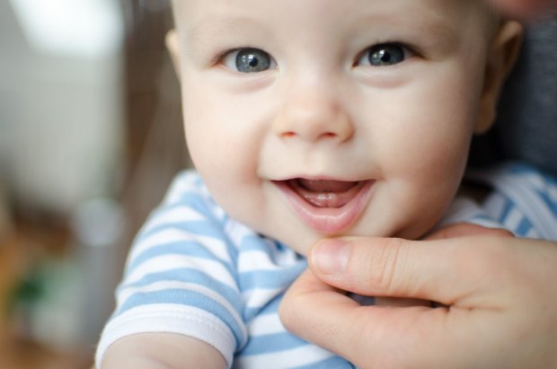 Первые зубки малыша - радость для родителей