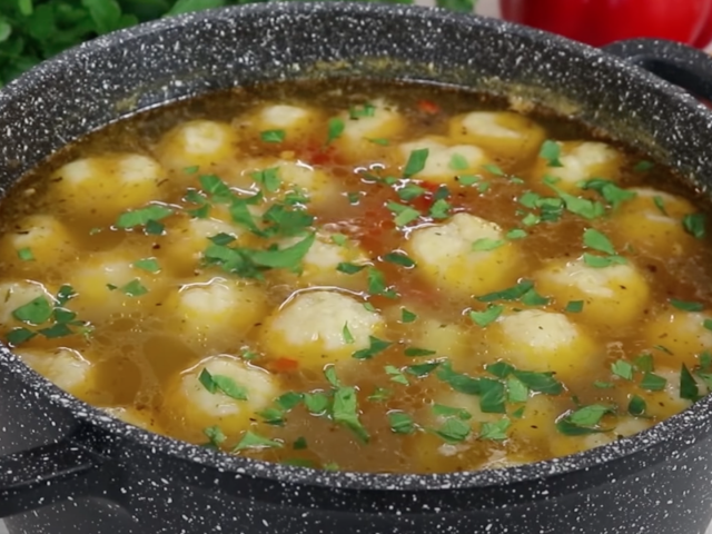 Куриный суп с сырными шариками. Фото: скриншот YouTube