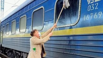 Швабру в руки и вперед: иностранец помыл грязное окно вагона "Укрзализниці" и стал звездой Сети (фото)