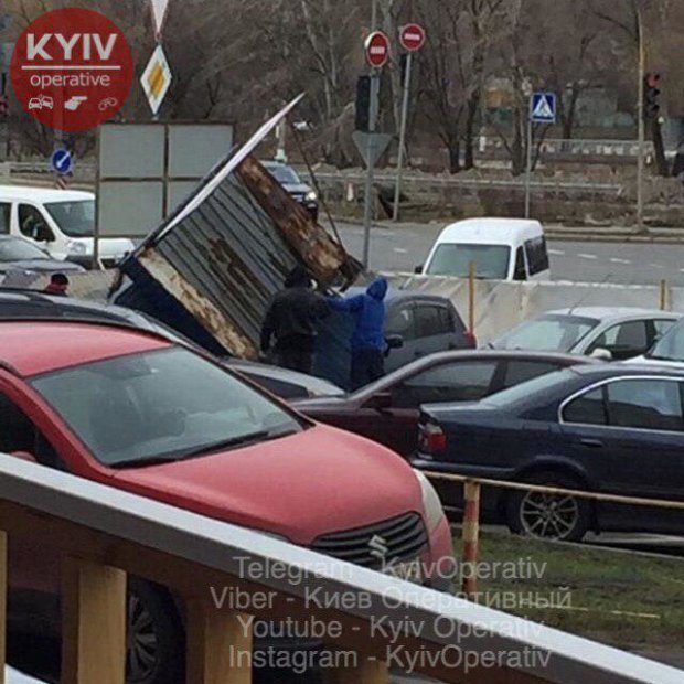 Последствия ураган на улице Саперно-Слободской