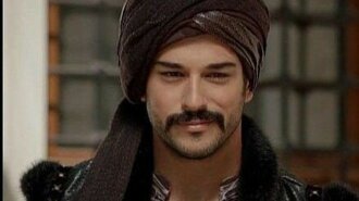 Тепер зрозуміло, чому такий гарний: турецький актор Бурак Озчівіт показао рідкісне фото з матір'ю « "схожа на Фахріе Евджен" (ФОТО)