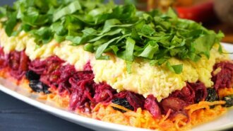 Слоеный салат из свеклы, сыра и моркови – отличный вариант для позднего ужина