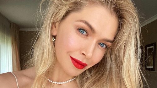 В широком джемпере оранжевого цвета: 38-летняя Вера Брежнева похвасталась стройными ножками (фото)
