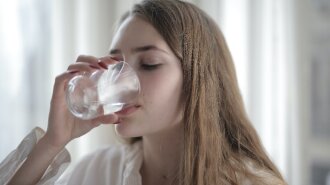 Медики рассказали, какую воду вредно пить по утрам