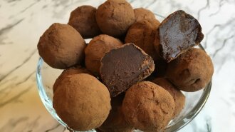 Згадаймо смак дитинства: домашні шоколадні цукерки 4-х простих бюджетних інгредієнтів
