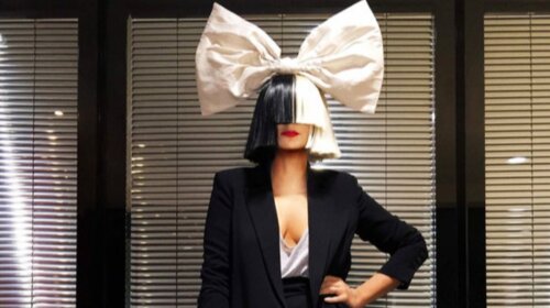 Певица Sia сообщила поклонникам о тяжелой болезни