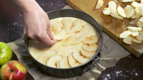 ТОП-3 найвдаліших рецептів пирогів з яблуками: готувати їх можна цілий рік