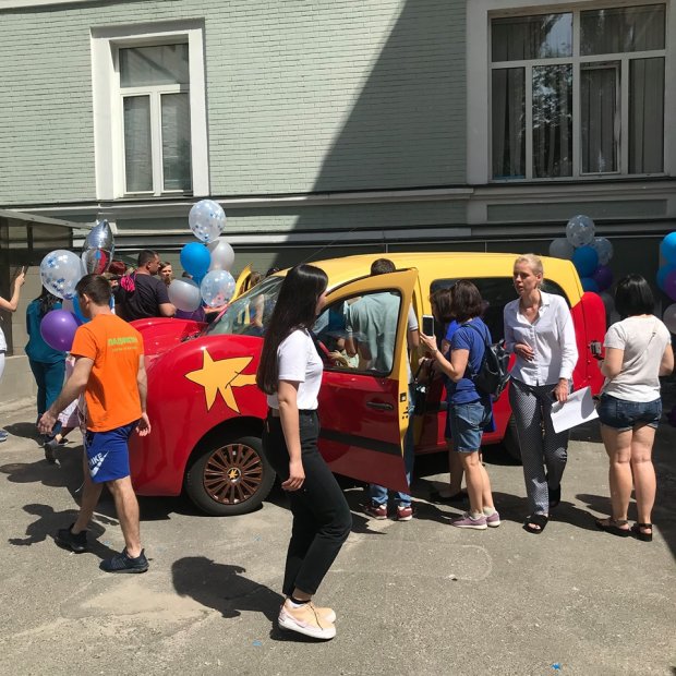 В киевском Охматдете появился автомобиль, созданный по эскизу ребенка