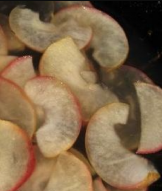Яблучні троянди – розкішний десерт з фруктів та листкового тіста