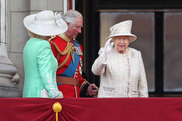 Королева Елизавета II и ее сын принц Чарльз с супругой