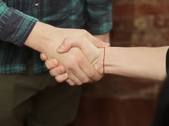 рукопожатие, скриншот из YouTube