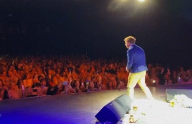 Максим Галкин в сине-желтом костюме во время выступления в Израиле