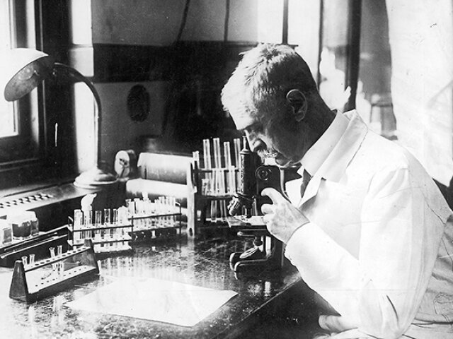 Der Chemiker und Mediziner Karl Landsteiner in seinem New Yorker Labor