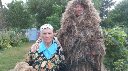 Пережила голодомор и немецкую оккупацию: 102-летняя бабушка плетет для ВСУ маскировочные сетки (ФОТО)
