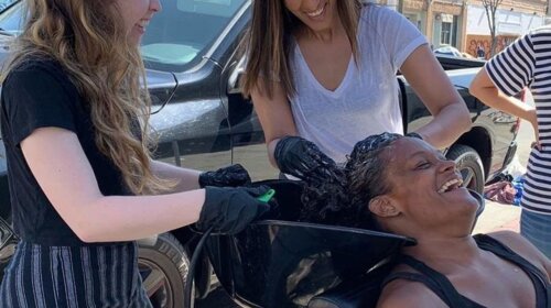 Дівчина-перукар з Лос-Анджелеса робить стрижки бездомним, допомагаючи їм (ФОТО)