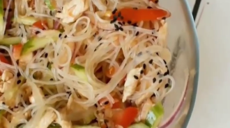 Фунчоза з куркою та овочами, кадр з відео