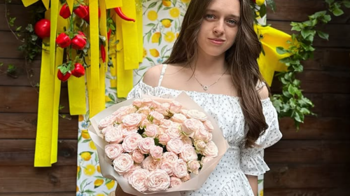 Красива дівчина? літня сукня, квіти, зображення: Clutch