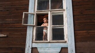 В прошлом году уже выпадал: в Кривом Роге 3-летний малыш регулярно стоит на окне многоэтажки (ВИДЕО)