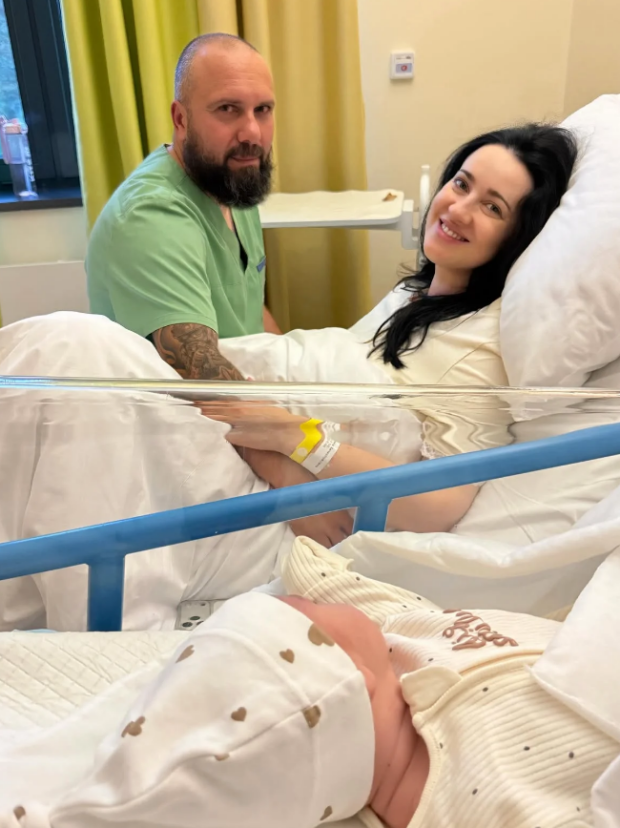 Соломія Вітвіцька, її чоловік Олексій Ситайло та син після пологів
