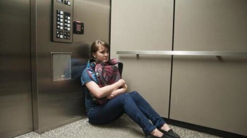Украинцам рассказали, что делать, если застрял в лифте во время отключения электроэнергии