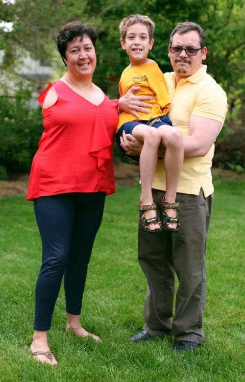Линда Баннон и ее сын, из-за редкого генетического заболевания, родились без рук