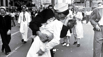 Медсестру целует моряк — знаменитая фотография, которая стала символом победы во Второй мировой войн