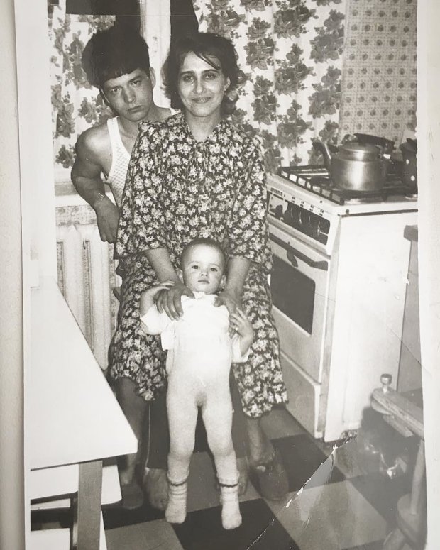 Даша Астаф'єва з батьками в дитинстві