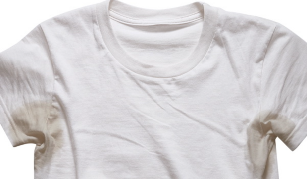 Пятна пота на белой одежде, изображение из свободных источников