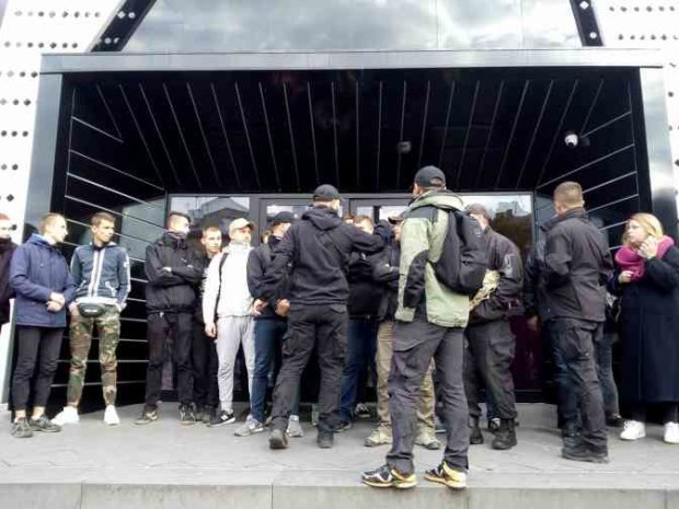 Заблокований вхід на концерт Бабкіна у Львові